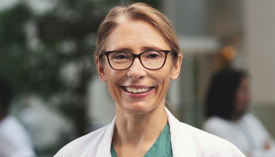 Ane Konglund har operert pasienter i våken tilstand i mange år.– Det er en klar fordel å kunne kommunisere med pasienten under operasjonen, sier hun.