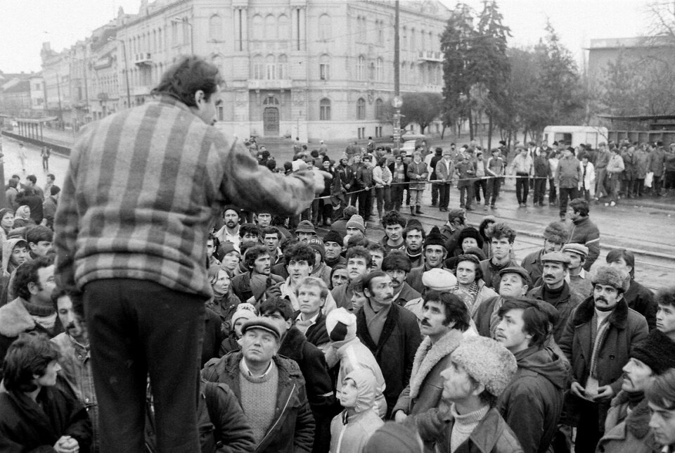 Revolusjonen i Romania i 1989. En mann forsøker å overbevise folk i byen Timisoara om at de må gjøre opprør mot diktatoren.