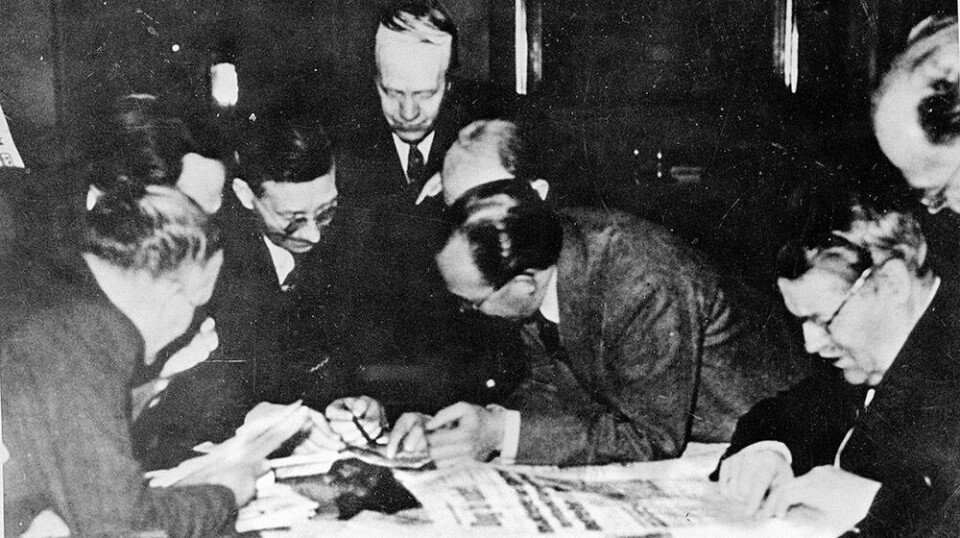 Stortingsmedlemmene diskuterer situasjonen under det tyske angrepet mot Norge 9. april, 1940.