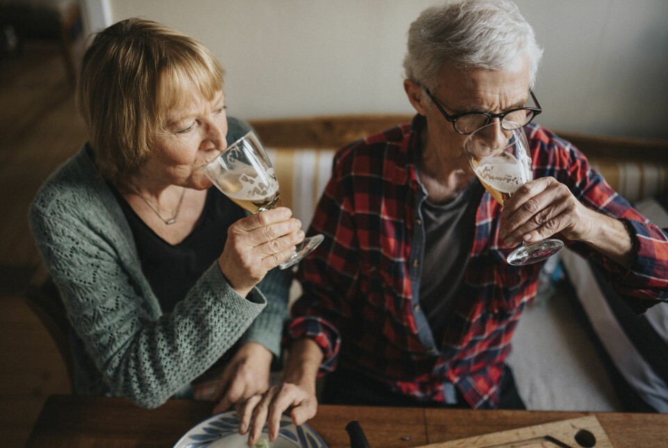 Forskning viser at alkohol gjerne blir assosiert med sosialt engasjement, samvær og livsglede hos eldre. Men det kan også bli forbundet med vanskeligheter som sosial isolasjon, stress og sykdom.
