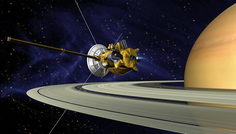Slik så en kunstner for seg at Cassini-sonden så ut i bane rundt Saturn. Cassini ble styrt ned i Saturns atmosfære i 2017 og brant opp (med vilje)