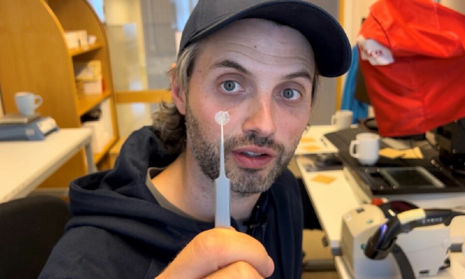 Forsker Bjørn Florø-Larsen med en skjellprøve.
