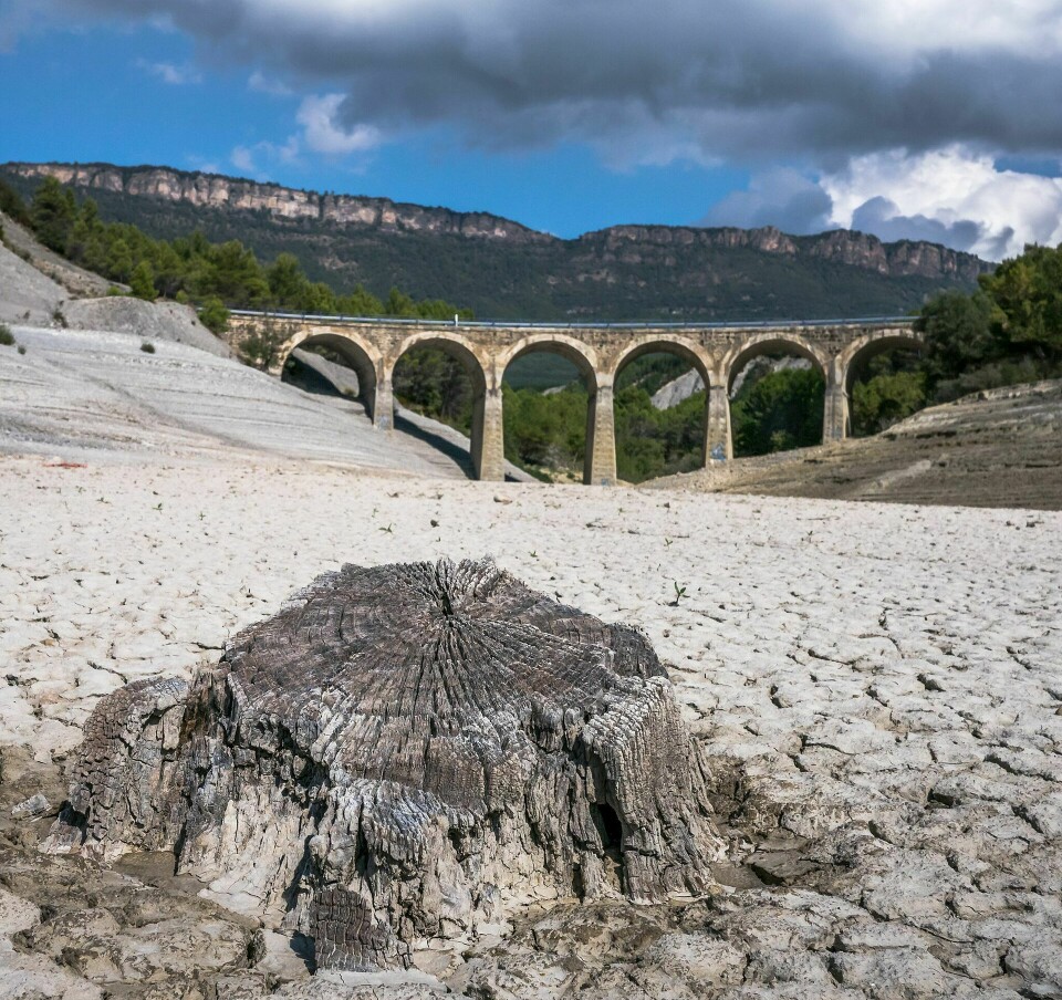 Lite vann i vannreservoiret Yesa i Spania i 2016.