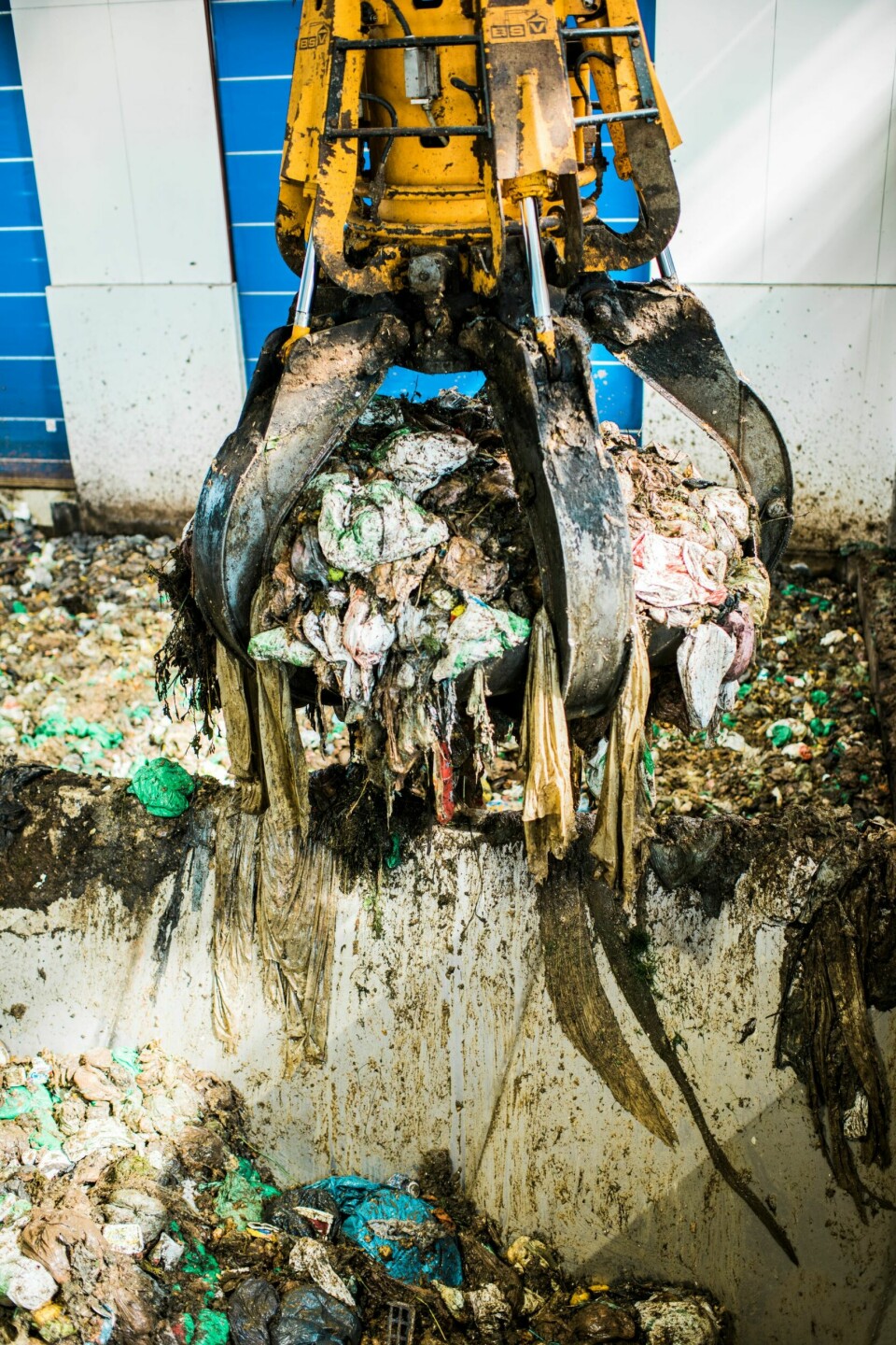 Matavfallet er gjerne pakket i plast når det kommer inn. Selv om mye sorteres ut, havner en god del plast i biogasstankene. Bionedbrytbar plast brytes ikke ned i prosessen der det lages biogass.