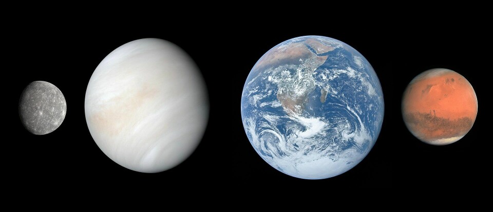 En sammenligning som viser størrelsesforholdet mellom de fire innerste planetene i våret solsystem. Venus er andre fra venstre, og den er dekket av et lyst skydekke.