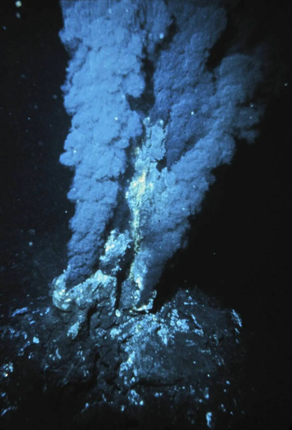 Mineralrikt varmt saltvann og gasser strømmer ut av sprekker i vulkanske områder på havbunnen. Slike hydrotermale skorsteiner er bygget opp av mineraler som blir utfelt når varmt vann møter det kalde.