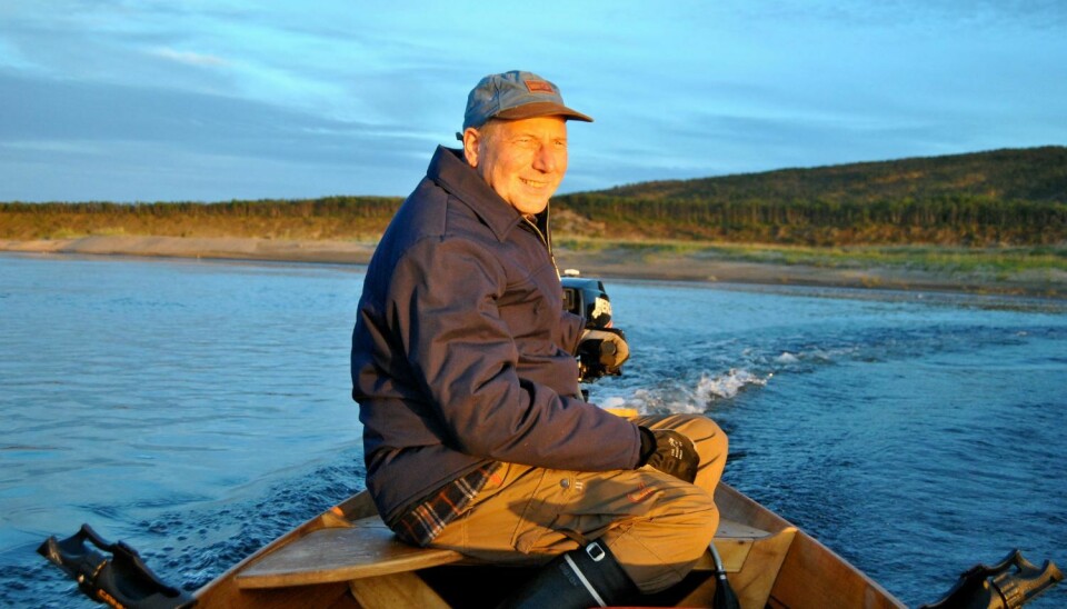 Professor i samisk kulturhistorie og litteratur Harald Gaski, i en elvebåt på Tanaelva/Deatnu.