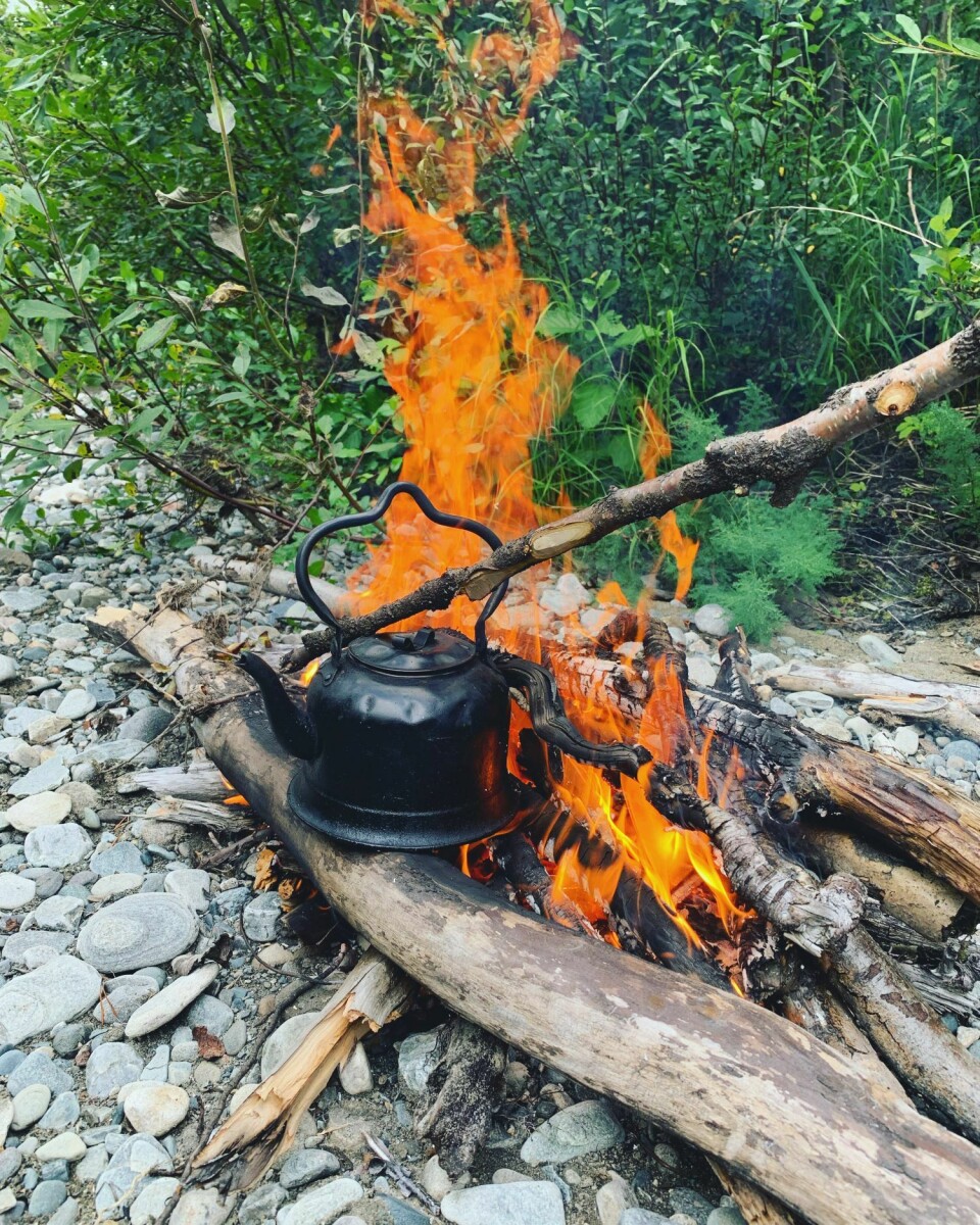 Gamle samiske myter sier at man skal ofre en dråpe kaffe til den kvinnelige guddommen som bor under bålet. Her fra et kaffebål ved Eibyelva i Alta.