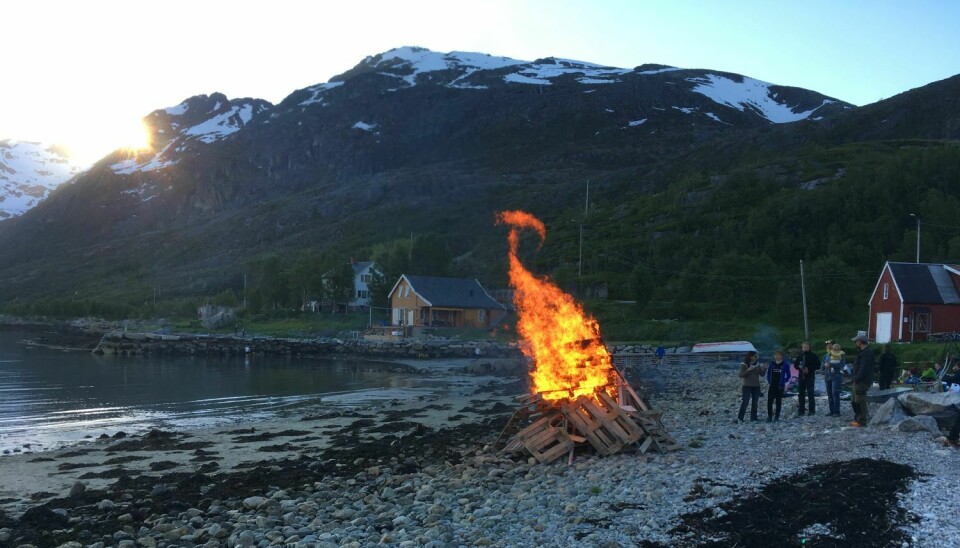 Det tradisjonelle norske sankthansbålet er stort. Men bål trenger ikke være store.