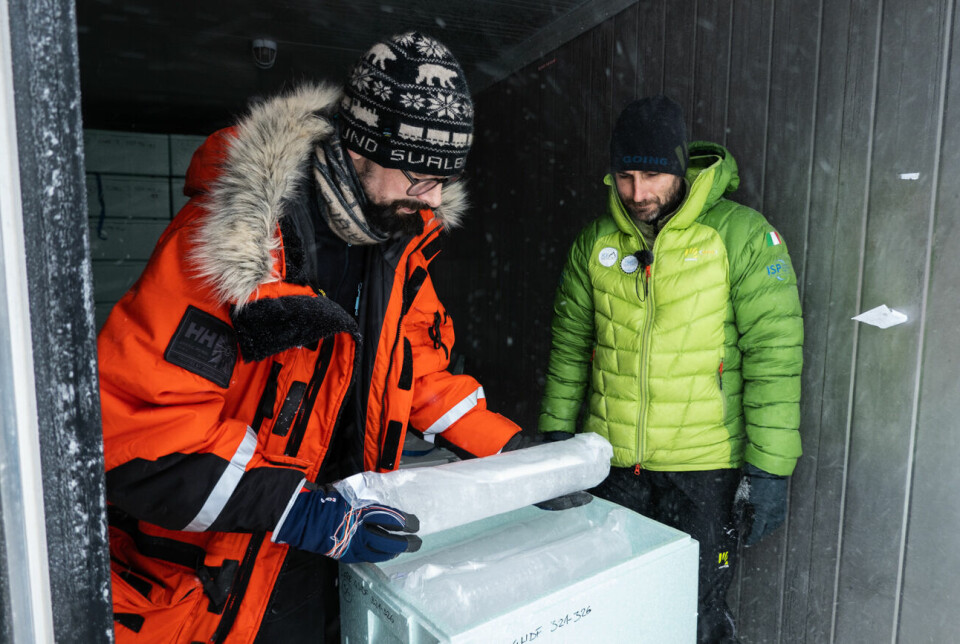 Jean-Charles Gallet (Norsk Polarinstitutt) og Andrea Spolaor (det italienske instituttet for polarforskning CNR) er to av forskerne som skal analysere isprøvene for å finne svar på klimaspørsmål. Her i frysekontaineren i Ny-Ålesund.