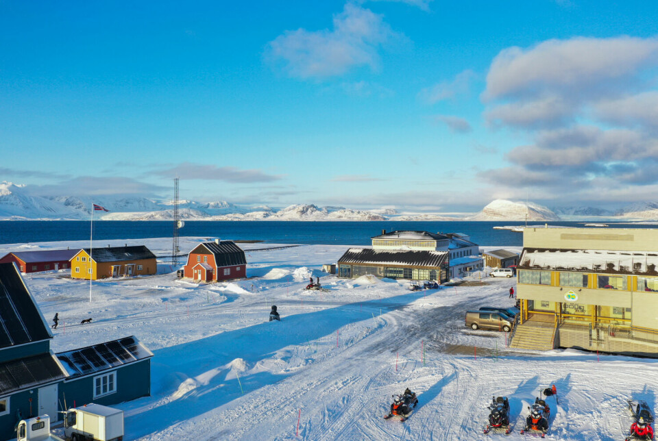 Ny-Ålesund forskningsstasjon ligger ved Kongsfjorden. I bakgrunnen ser man fjordens innerste del og bak der igjen brefrontene som henger sammen med Holtedahlfonna.