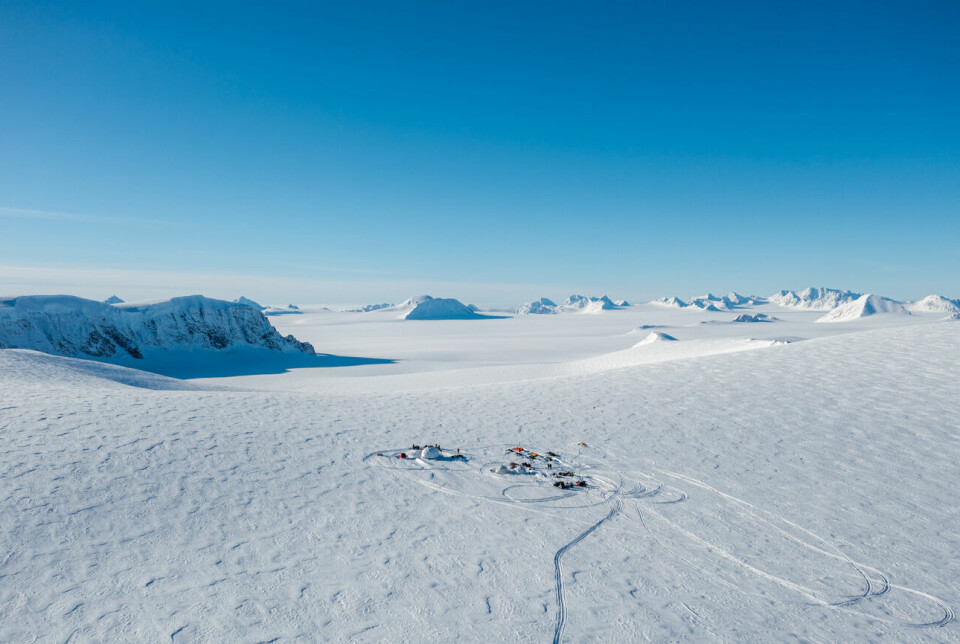 Holtedahlfonna legger på seg nok snø om vinteren til å ikke minke for mye. Her fra forskerleiren (1.126 meter over havet) med utsikt mot Isachsenfonna.