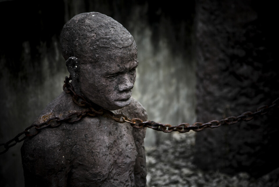 Slavefangere myrdet spedbarn dersom mødrene ikke holdt følge med slavekaravanen, og de drepte menn med øks fordi de hadde satt seg ned. Her fra minnesmerke på Zanzibar.