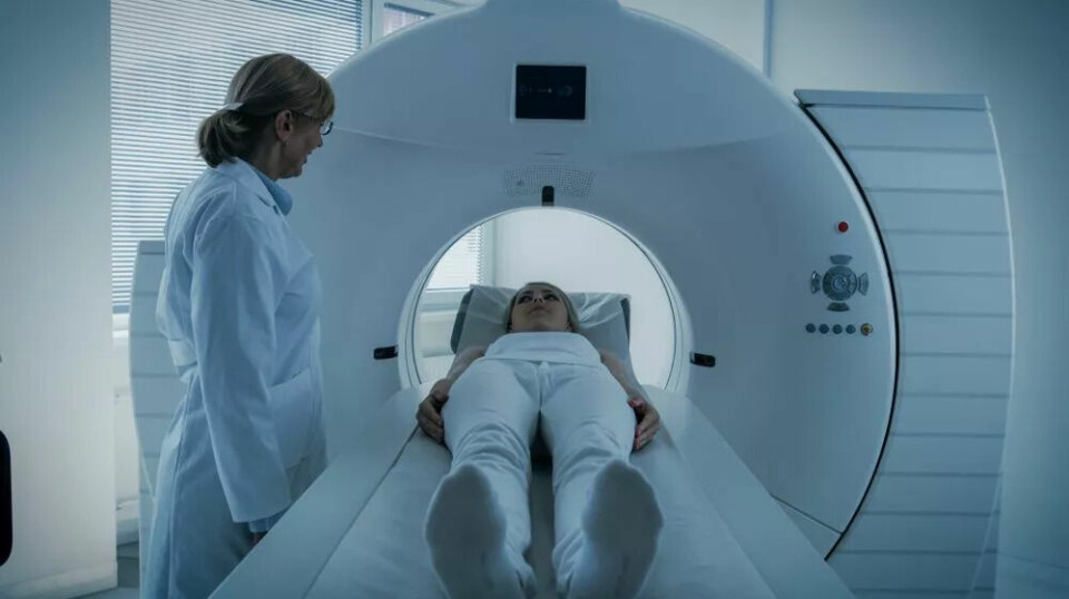 En PET-skanner ser akkurat ut som en CT-skanner: Du blir kjørt inn i et rør laget av mange ringer som kan fange opp fotoner. En enkelt PET-skanning av hjernen tar vanligvis 30–60 minutter.