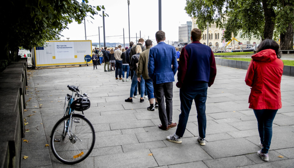 42 prosent av dem som stiller til valg i september, er kvinner, viser tall fra SSB. Bildet viser kø ved lokalene for å forhåndsstemme utenfor rådhuset i Oslo i 2019.