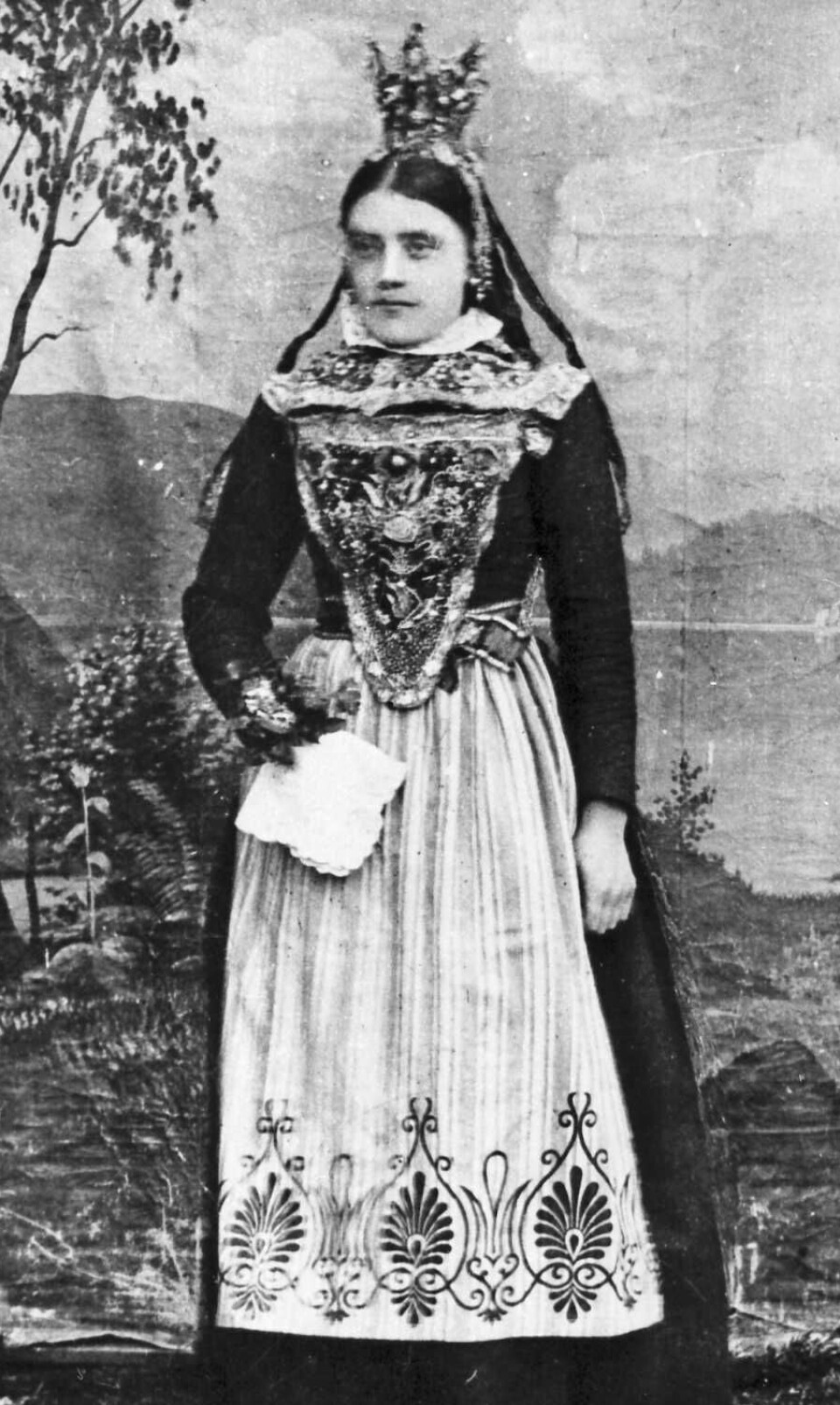 Jente fra Dalsbygda pyntet som brud etter lokale tradisjoner i 1868.