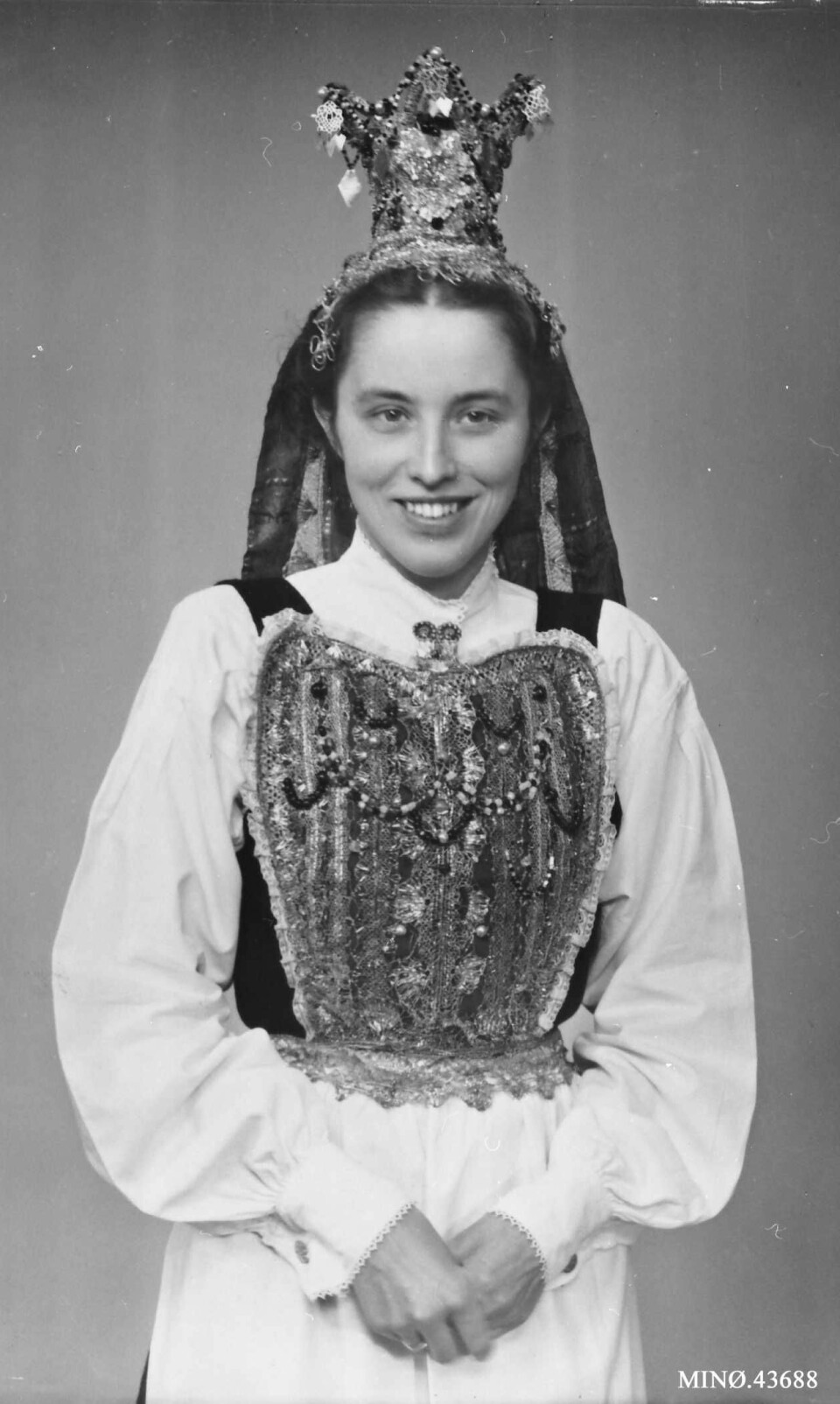 Jente fra Alvdal pyntet som brud med brudekrone i 1930.