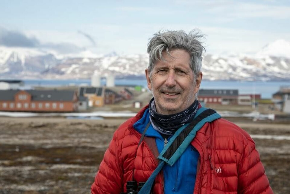 Professor Christopher Rossi fortel om historia rundt korleis Noreg fekk råderett over Svalbard. Her i Ny-Ålesund i juni 2023.