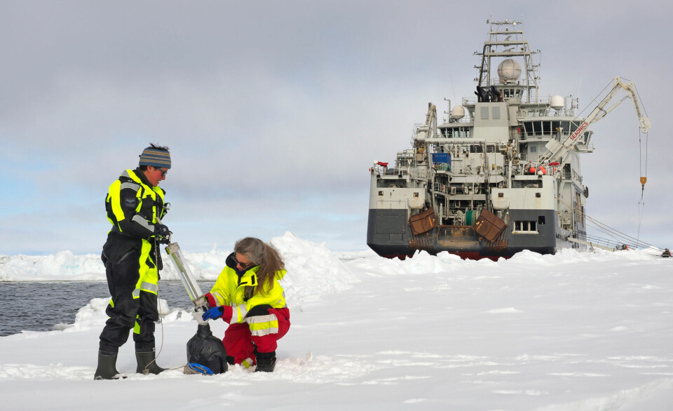 Eva Leu og Angelika Renner tar vannprøver i Polhavet på jakt etter isalger. I bakgrunnen forskningsskipet Kronprins Haakon.