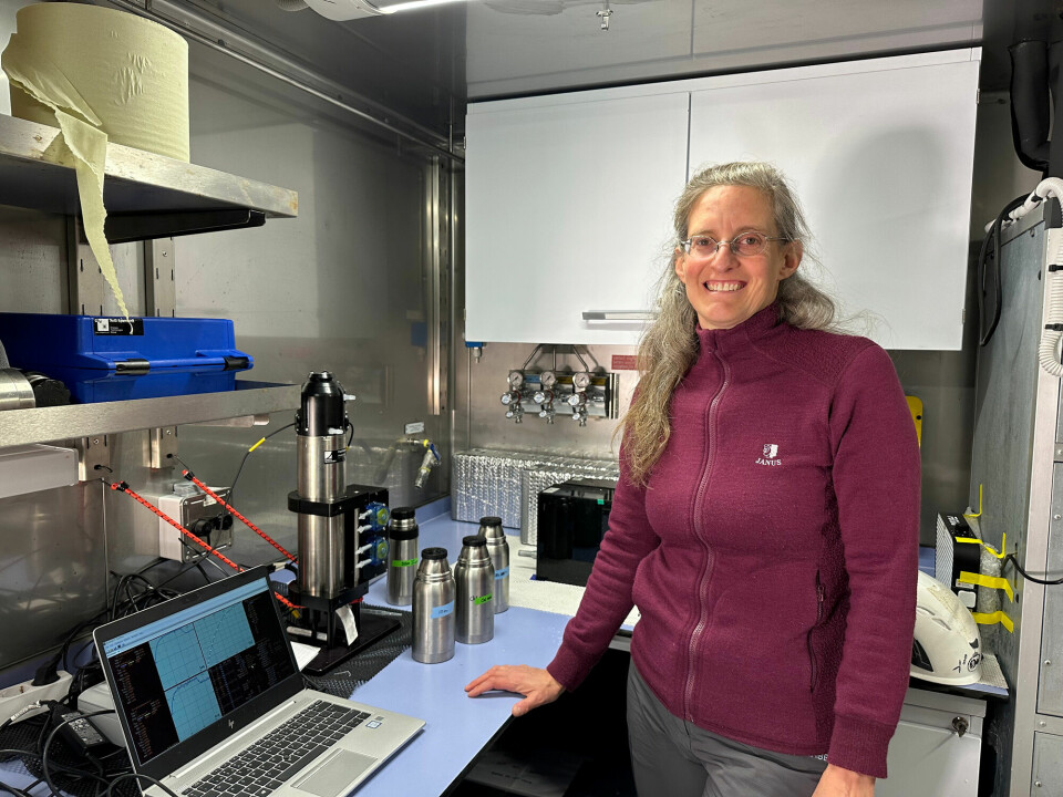 Eva Leu med algeprøver som utsettes for lys i laboratoriet ombord på forskningsskipet «Kronprins Haakon».