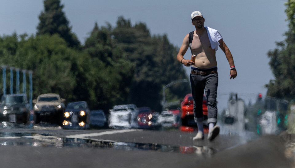 En mann går langs veien i intens varme, med en temperatur på 38 grader, den 30. juni i Yuba i California i USA.