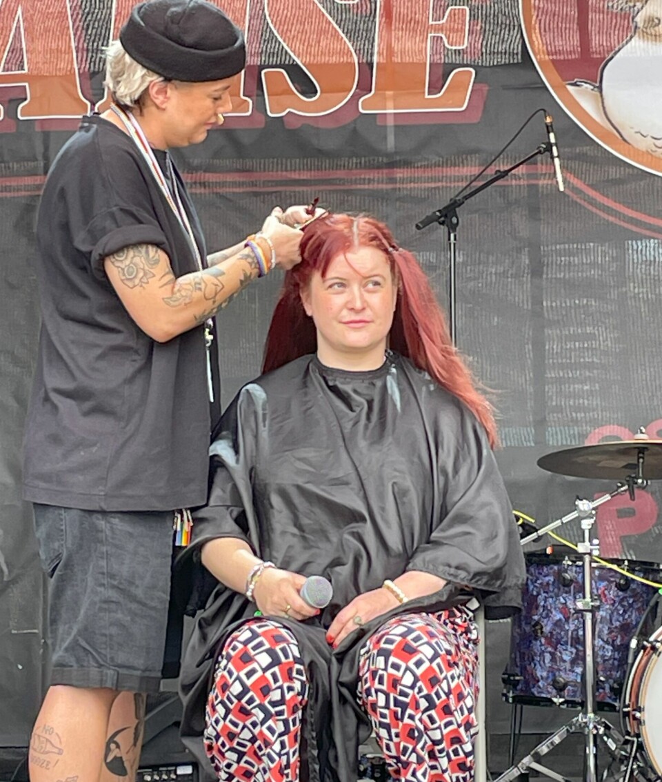Melinda bestemte seg for å klippe av alt håret under et live-show under Oslo Pride 2023.