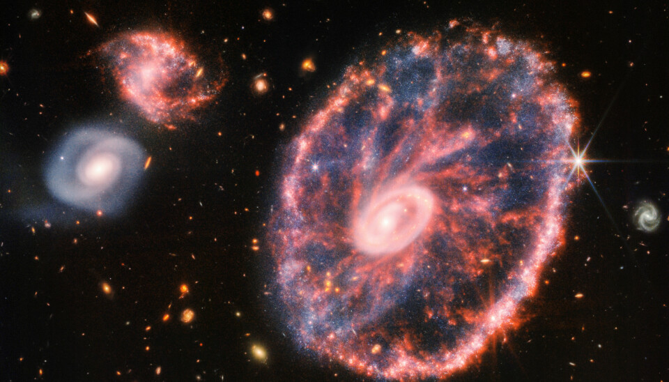 Den største galaksen på bildet er veldig spesiell, fordi den har blitt skapt etter at to galakser kolliderte med hverandre. Nå består den av to ringer, en i midten og en i ytterkanten. De beveger seg utover fra midten etter den store eksplosjonen.