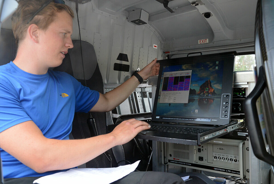Håvard Thorsnes sjekker at instrumentene fungerer før helikopteret tar av.