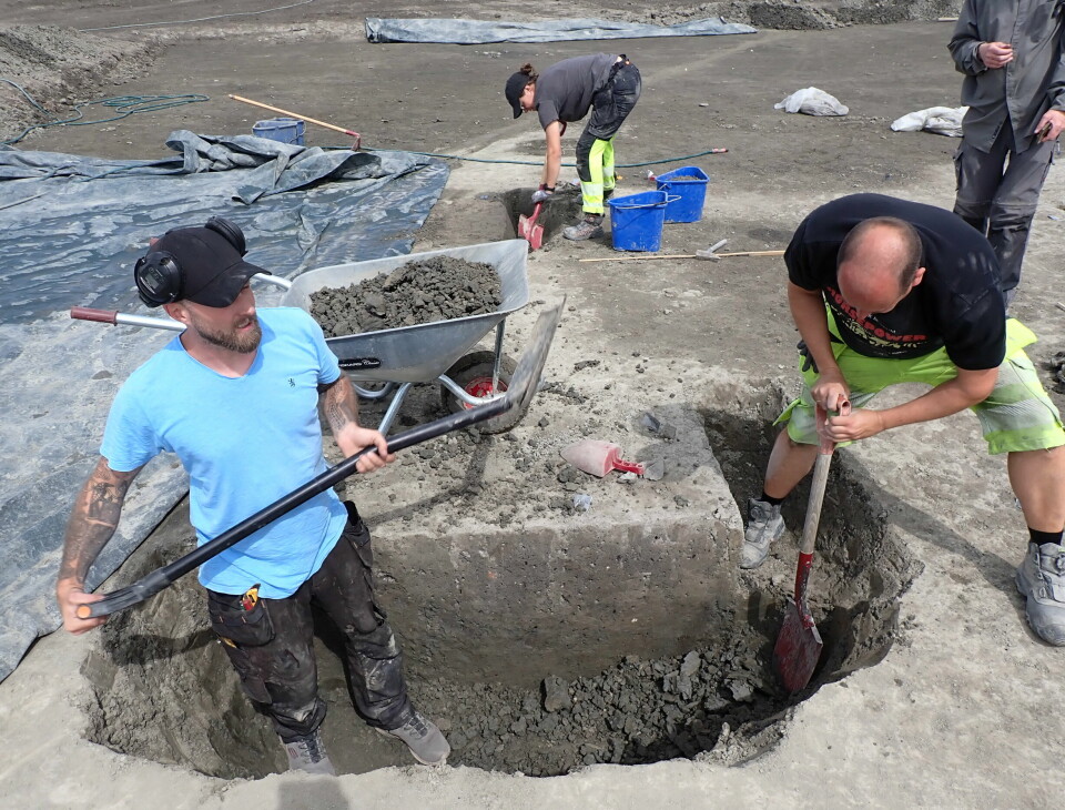 Steffen Hansen og Christan Løchsen Rødsrud hjelper til med å grave et dypt stolephull.