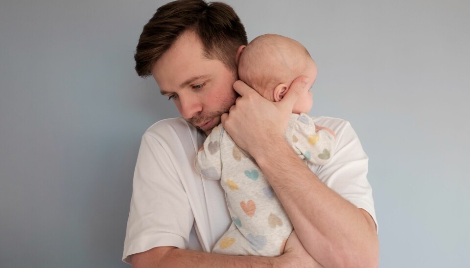 Lite søvn, usikkerhet og dårlige parhold kan bidra til at både menn og kvinner blir deprimerte etter en fødsel.