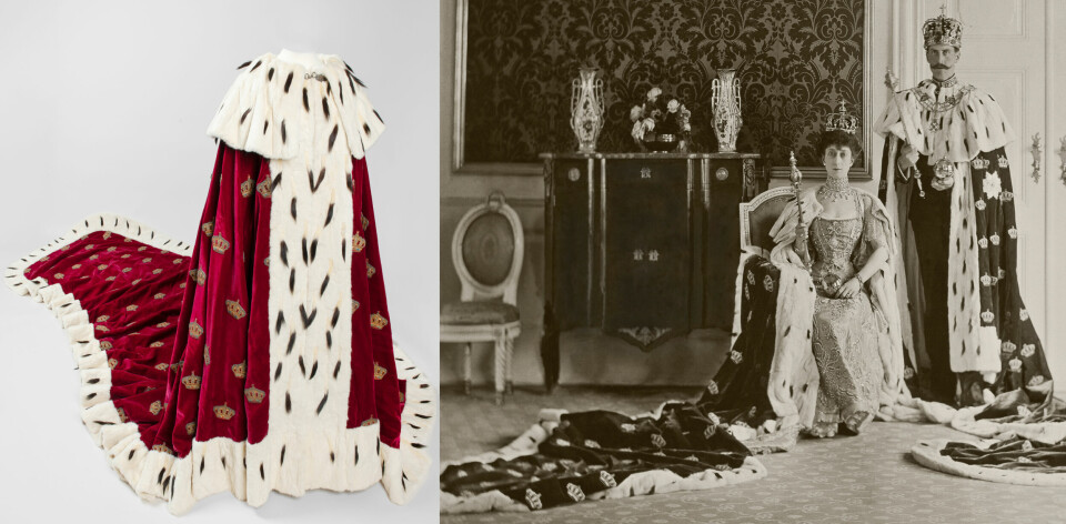 Dronningkroningskappen ble sist båret av Maud under kroningen i 1906. Kappen er nær 4 meter lang, i fløyel og pels fra røyskatt. De svarte flekkene i den hvite pelsen er røyskatthalene.