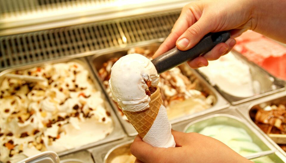 Iskremen du kjøper er laget i en maskin som sørger for at den røres rundt mens den fryser til is.