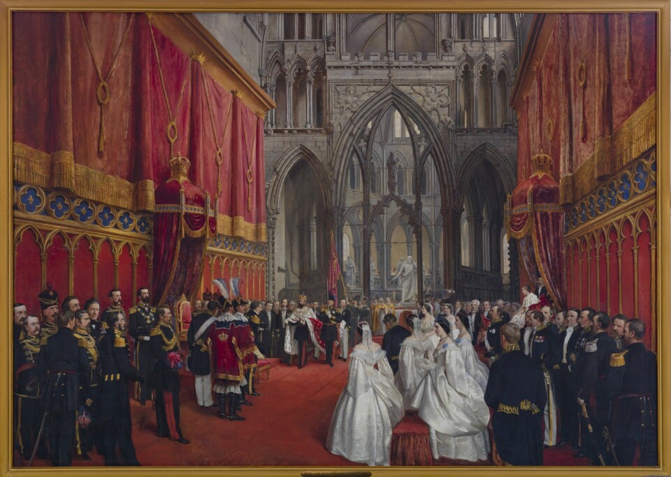 Kroningen av Karl 4 og Louise i 1860 i Nidarosdomen. Han er ferdig kronet, hun sitter i kroningskappen til høyre i bildet, og er enda ikke kronet.