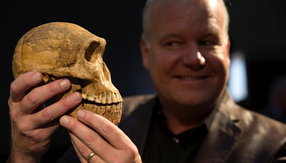 Lee Berger med en modell av hodeskallen til Homo Naledi.