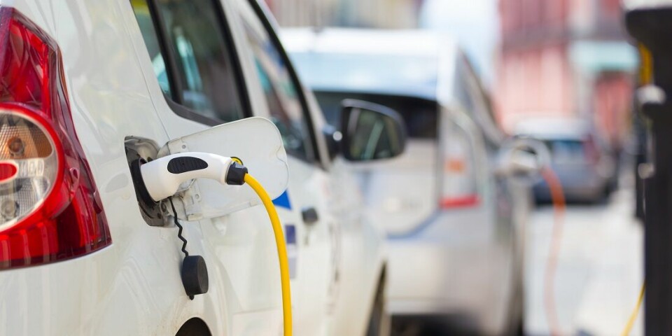 Med faststoffbatterier kan elektriske biler bli både mer driftssikre og mindre brannfarlige. Teknologien er på vei.