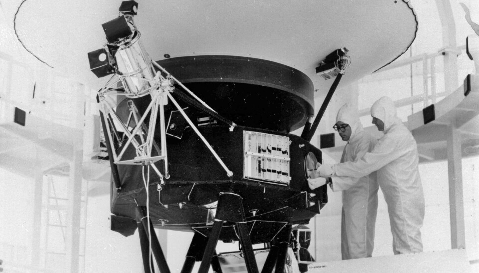 Nasa prøver å gjennoprette full kontakt med romsonden Voyager 2 etter at en tabbe brøt forbindelsen. På bildet holder teknikere på å montere gullplaten Sounds of Earth på sonden før oppskytingen i 1977. Platen inneholder vitenskapelig informasjon, bilder og lydopptak fra Jorden, i tilfelle sonden skulle bli funnet av intelligente livsformer i verdensrommet. På platen er det blant annet folkemusikk, klassisk musikk og rock.