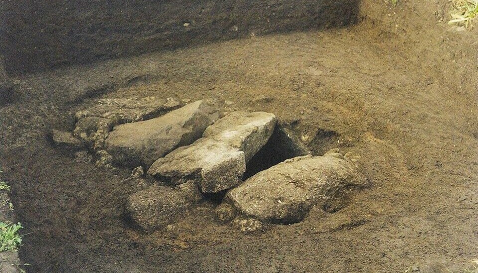 Slik så graven ut da den ble funnet i 1999, dekket med steiner.