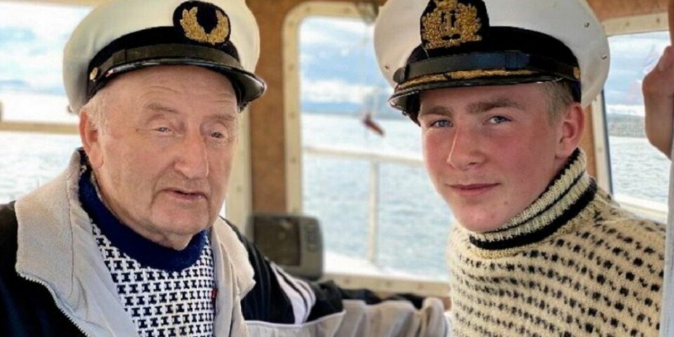Adrian Hansen fra Frøya var en fullbefaren fisker allerede som 14 år. Alt har han lært av bestefar Kristian Sørensen. – Han er min helt, sier Adrian.