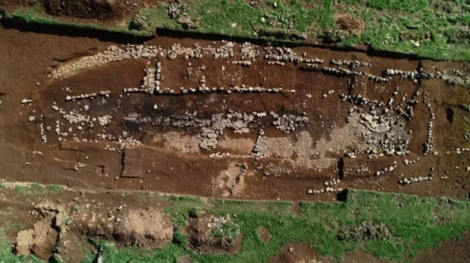Arkeologene er i ferd med å grave ut et av de langhusene som har blitt funnet på stedet.