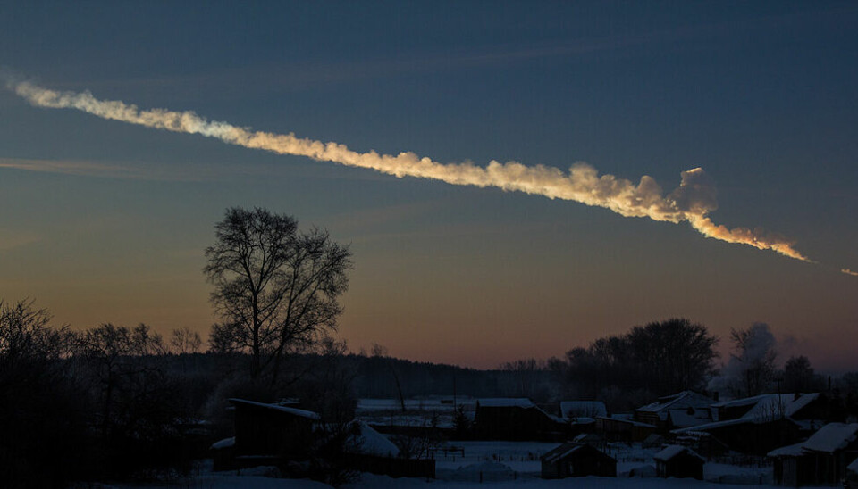 Tydelig spor etter asteroiden i Russland i 2013. Den eksploderte i lufta og mange tusen bygninger ble skadet.