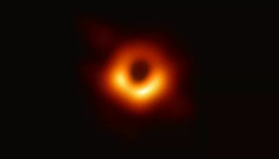 Her er det første bildet som noen gang er tatt av et sort hull. Dette sorte hullet er enormt, og befinner seg i sentrum av galaksen M87.