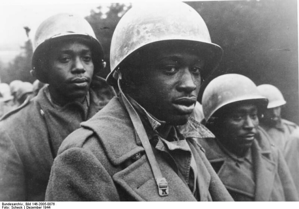 Et bilde som skal vise soldater fra det 333. regimentet tatt til fange av tyske soldater i 1944.