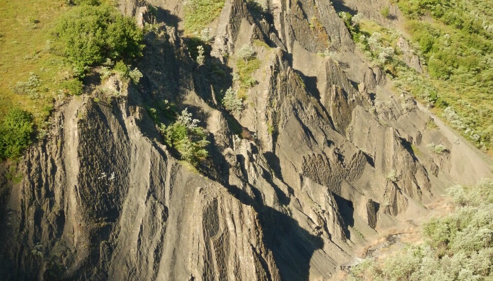 Disse rare klippene finnes i Alaska. Men hva er alle gropene i fjellsidene som vender utover?