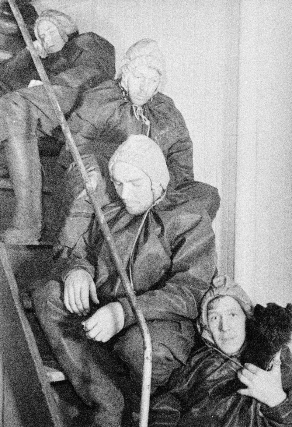 Krigsseilerne visste lite om hva som skjedde med familiene deres i Norge og vice versa. Flere familier fikk beskjed om at skip gikk ned og at mannskapet var tapt, mens det senere viste seg at de var reddet eller kommet i fangenskap. Bildet er tatt under et ubåt-angrep. Sjøfolkene hviler, men er klare til å hoppe i sjøen på kort varsel.