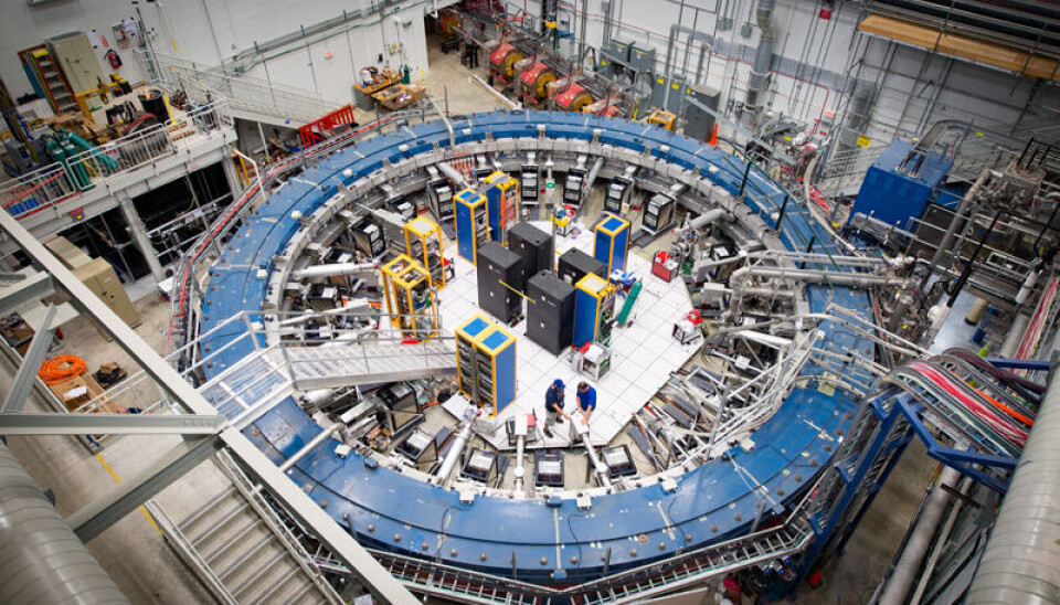 Her foregår myon-eksperimentet ved Fermilab. Ringen er en magnet som er brukt i det samme eksperimentet ved en annen institusjon, for å prøve å fjerne så mange mulige feilkilder som de kan.