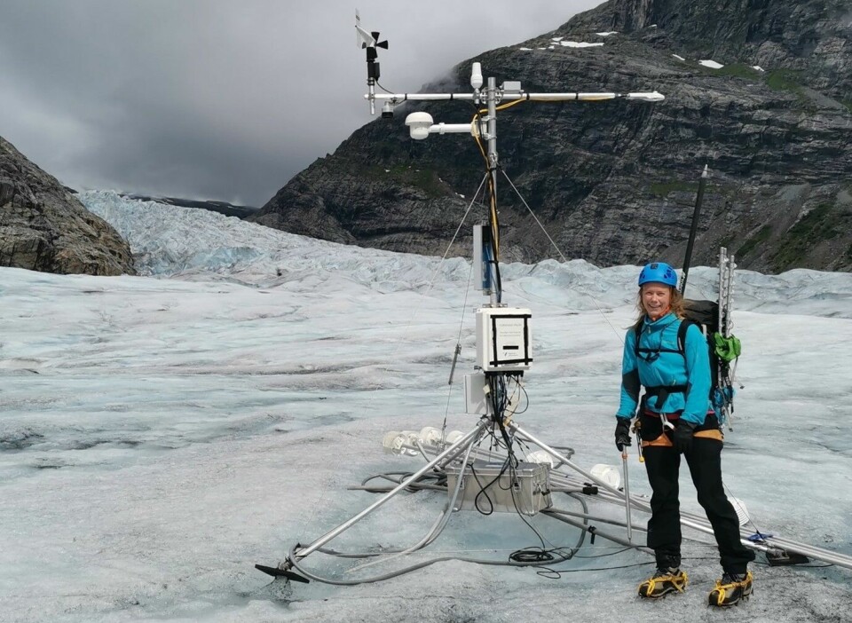 Meteorolog Kristine Flacké Haualand på Jostedalsbreen der ho forskar på effekten av klimaendringar og issmelting.
