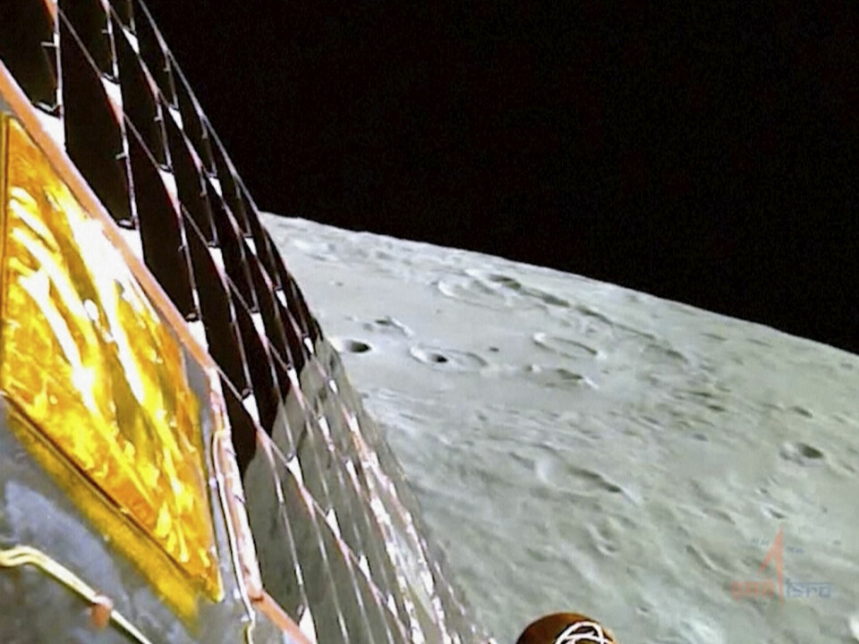 Dette bildet fra den indiske romfartsorganisasjonen viser månens overflate idet Chandrayyan-3-toktet forberedte seg på landing onsdag. India er det første landet i verden som har klart å lande et romfartøy nær månens sørpol. Forskere mener området kan inneholde viktige reserver av frossent vann.