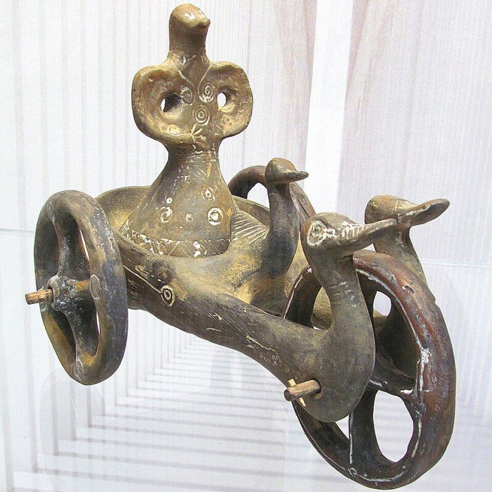 ILLUSTRASJON: Urnemarkskulturen kan også ha plassert vogner på begravelsesbålene. Dette er en modell av en slik vogn fra Serbia, og datert til å være 3300 år gammel.