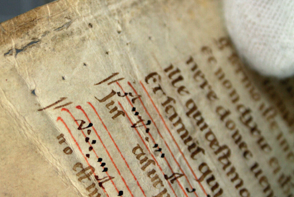 The fragments preserved in Norwegian collections are mainly Finnish and less often Swedish. Several of them were written before 1200, such as this one with sheet music in the picture page of a liturgical book.