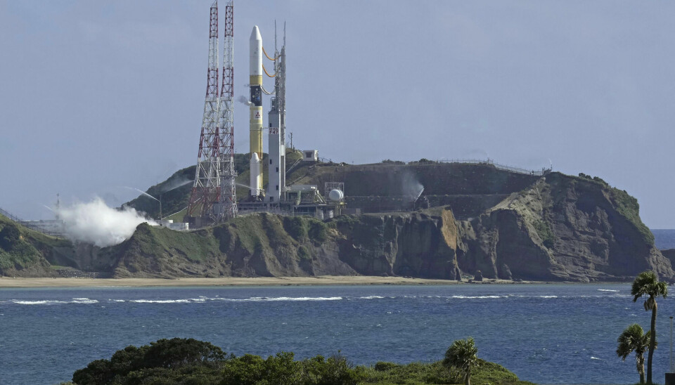 H2A-rakett ved utskytningsrampen på Tanegashima Space Center i Kagoshima, sør i Japan. Bildet er tatt mandag 28. august. Raketten skulle sprenges mandag morgen, men oppskytingen ble utsatt på grunn av sterk vind, ifølge Kyodo News.